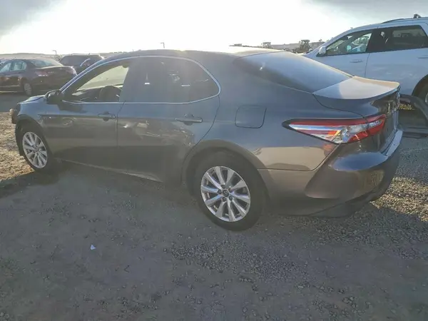 4T1B11HK1JU097426 2018 TOYOTA CAMRY - Image 2