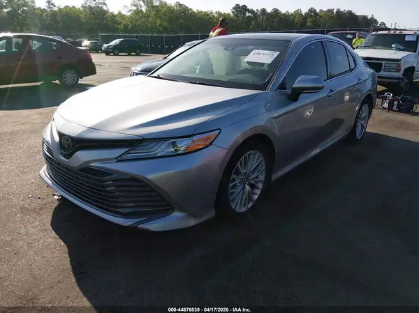 4T1B11HK1JU098236 2018 TOYOTA CAMRY - Image 2