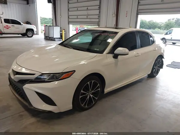 4T1B11HK1JU100888 2018 TOYOTA CAMRY - Image 2