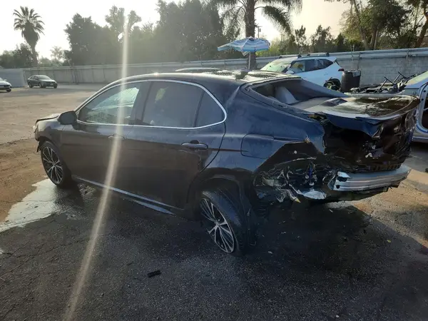 4T1B11HK1JU100910 2018 TOYOTA CAMRY - Image 2