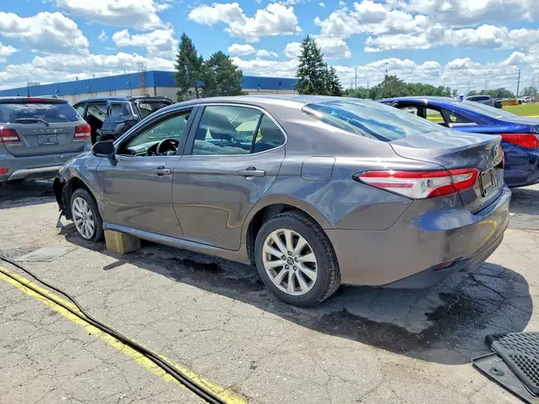 4T1B11HK1JU104293 2018 TOYOTA CAMRY - Image 2