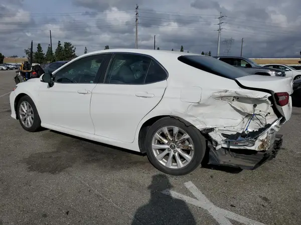 4T1B11HK1JU105069 2018 TOYOTA CAMRY - Image 2