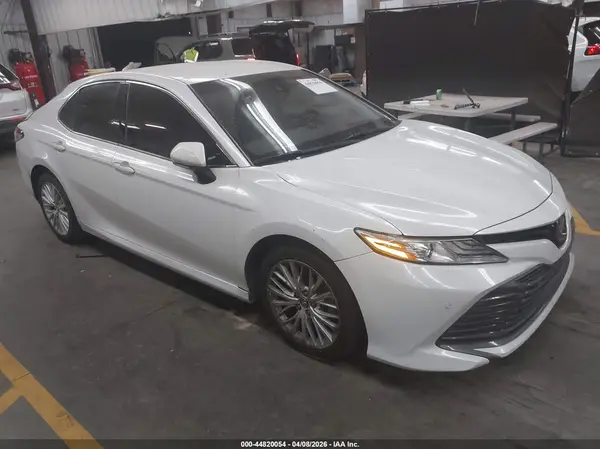 4T1B11HK1JU105587 2018 TOYOTA CAMRY - Image 1