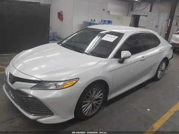 4T1B11HK1JU105587 2018 TOYOTA CAMRY - Image 2