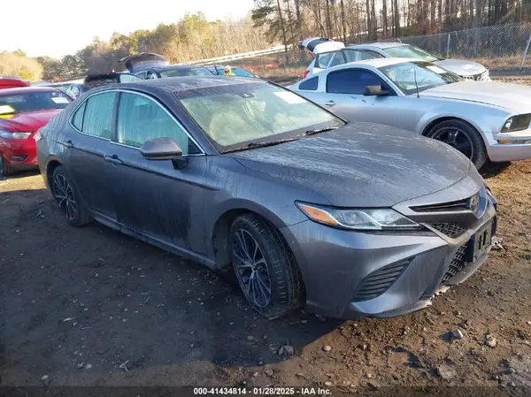 4T1B11HK1JU106092 2018 TOYOTA CAMRY - Image 1