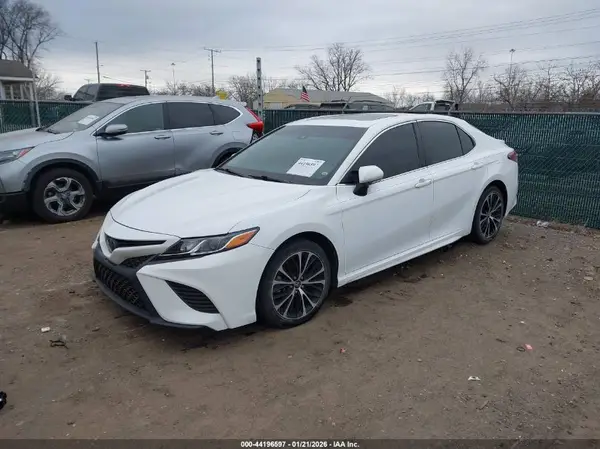 4T1B11HK1JU106867 2018 TOYOTA CAMRY - Image 2