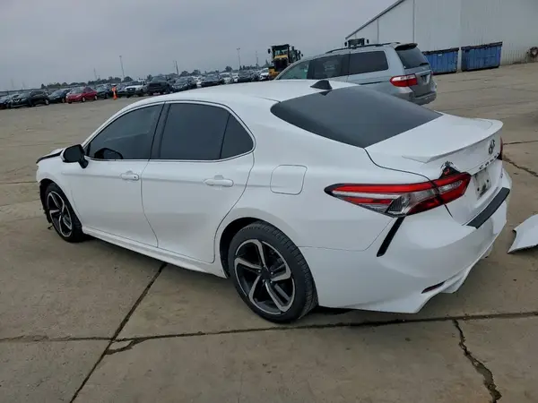4T1B11HK1JU106917 2018 TOYOTA CAMRY - Image 2