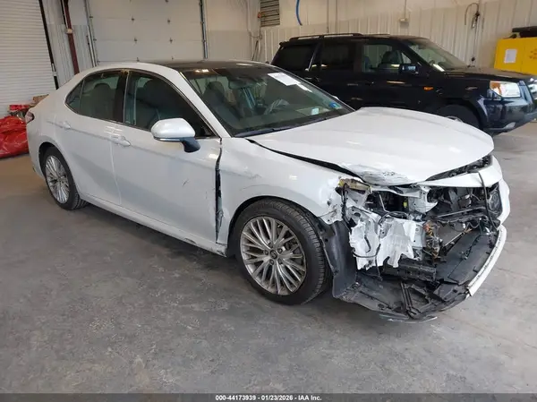 4T1B11HK1JU107548 2018 TOYOTA CAMRY - Image 1