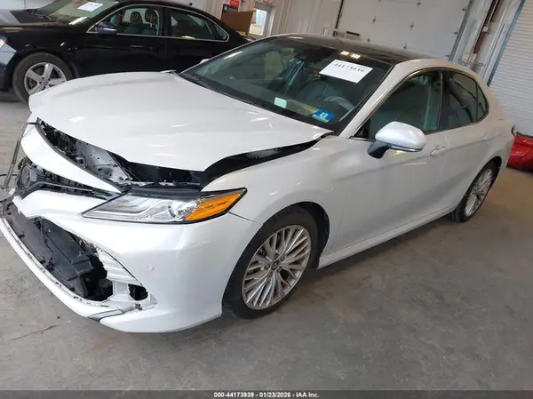 4T1B11HK1JU107548 2018 TOYOTA CAMRY - Image 2