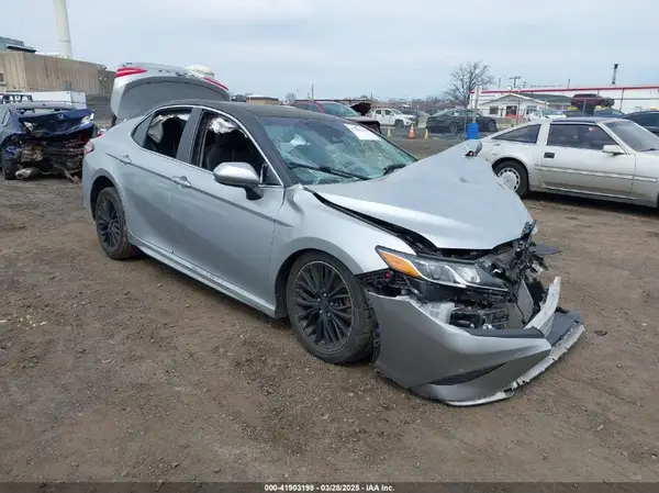 4T1B11HK1JU108862 2018 TOYOTA CAMRY - Image 1