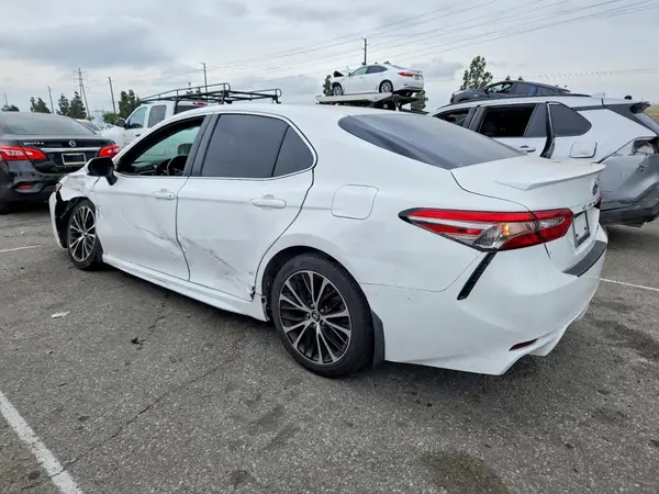 4T1B11HK1JU113690 2018 TOYOTA CAMRY - Image 2