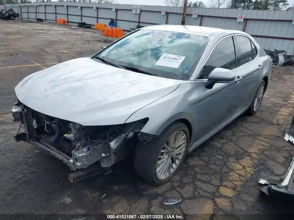 4T1B11HK1JU117240 2018 TOYOTA CAMRY - Image 2