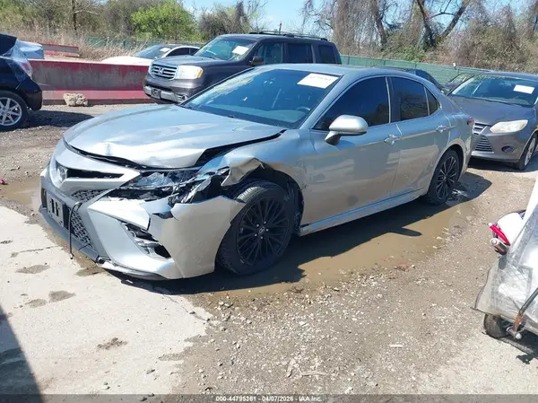 4T1B11HK1JU117805 2018 TOYOTA CAMRY - Image 2