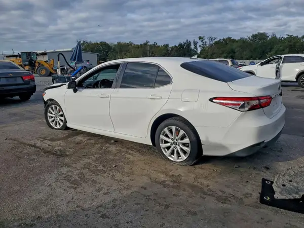 4T1B11HK1JU118078 2018 TOYOTA CAMRY - Image 2