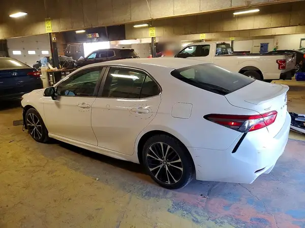 4T1B11HK1JU118419 2018 TOYOTA CAMRY - Image 2