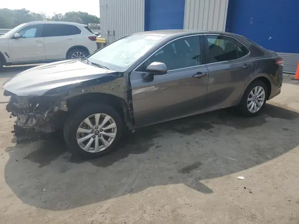 4T1B11HK1JU118582 2018 TOYOTA CAMRY - Image 1