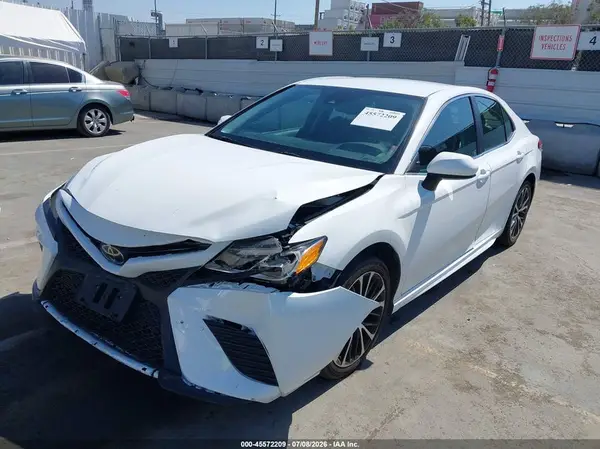 4T1B11HK1JU122096 2018 TOYOTA CAMRY - Image 2