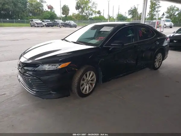 4T1B11HK1JU123054 2018 TOYOTA CAMRY - Image 2