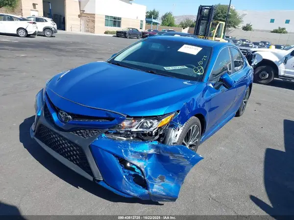 4T1B11HK1JU123118 2018 TOYOTA CAMRY - Image 2
