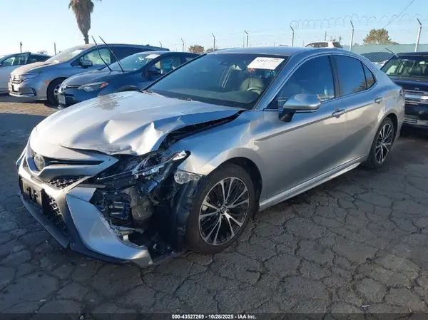 4T1B11HK1JU129002 2018 TOYOTA CAMRY - Image 2
