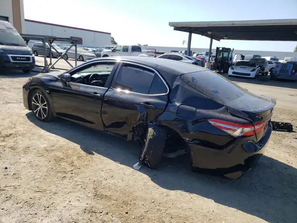 4T1B11HK1JU130540 2018 TOYOTA CAMRY - Image 2