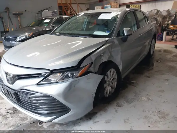 4T1B11HK1JU132501 2018 TOYOTA CAMRY - Image 2