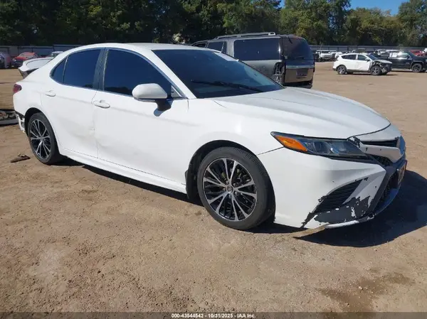 4T1B11HK1JU132823 2018 TOYOTA CAMRY - Image 1