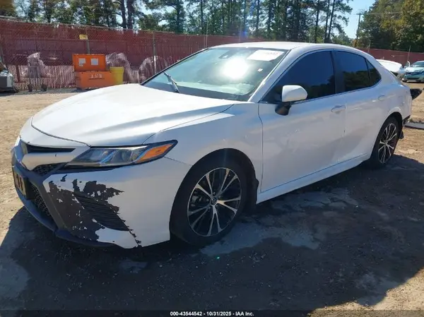 4T1B11HK1JU132823 2018 TOYOTA CAMRY - Image 2