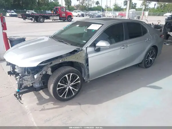4T1B11HK1JU133132 2018 TOYOTA CAMRY - Image 2