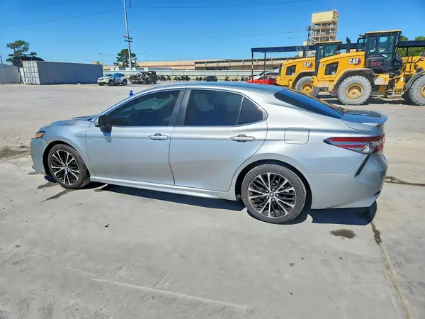 4T1B11HK1JU133258 2018 TOYOTA CAMRY - Image 2
