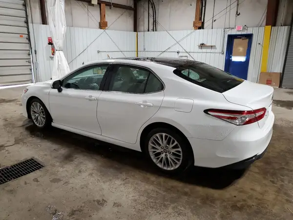 4T1B11HK1JU133499 2018 TOYOTA CAMRY - Image 2