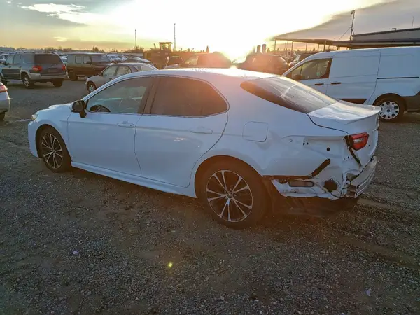 4T1B11HK1JU134894 2018 TOYOTA CAMRY - Image 2