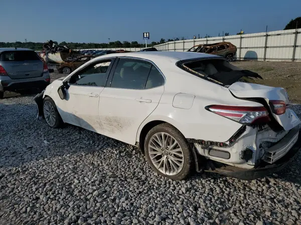 4T1B11HK1JU135608 2018 TOYOTA CAMRY - Image 2