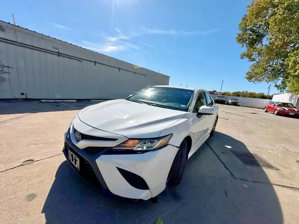 4T1B11HK1JU138170 2018 TOYOTA CAMRY - Image 2