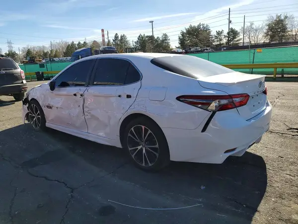 4T1B11HK1JU138198 2018 TOYOTA CAMRY - Image 2