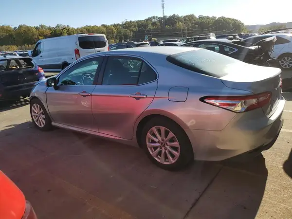 4T1B11HK1JU139285 2018 TOYOTA CAMRY - Image 2