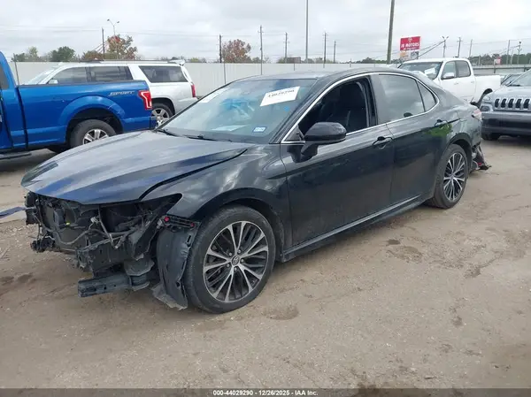 4T1B11HK1JU140937 2018 TOYOTA CAMRY - Image 2