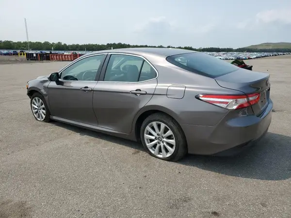 4T1B11HK1JU141022 2018 TOYOTA CAMRY - Image 2