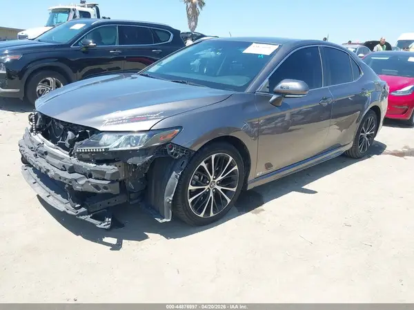 4T1B11HK1JU141053 2018 TOYOTA CAMRY - Image 2