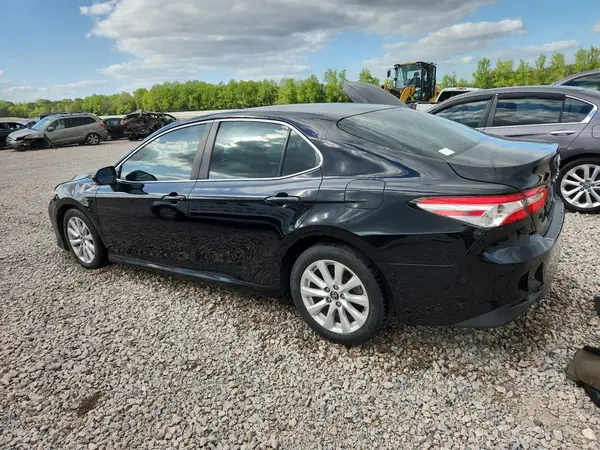 4T1B11HK1JU141084 2018 TOYOTA CAMRY - Image 2