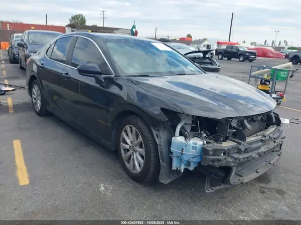 4T1B11HK1JU141263 2018 TOYOTA CAMRY - Image 1