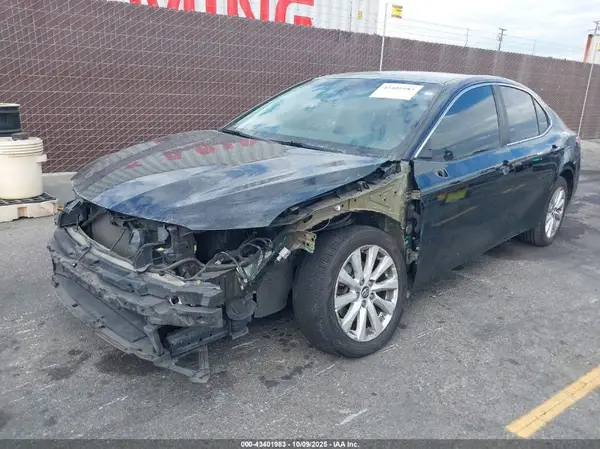 4T1B11HK1JU141263 2018 TOYOTA CAMRY - Image 2