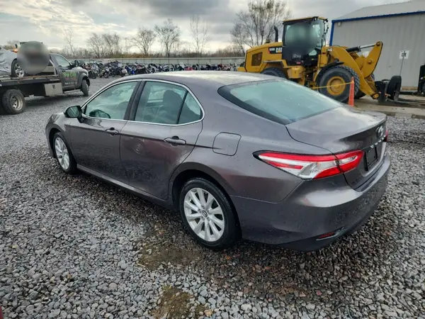 4T1B11HK1JU141442 2018 TOYOTA CAMRY - Image 2