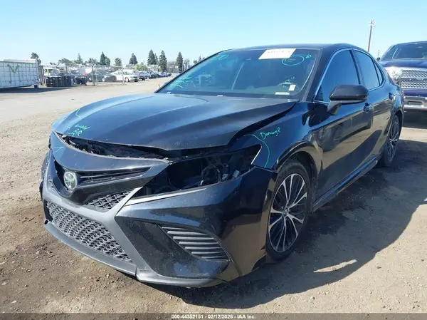 4T1B11HK1JU141473 2018 TOYOTA CAMRY - Image 2