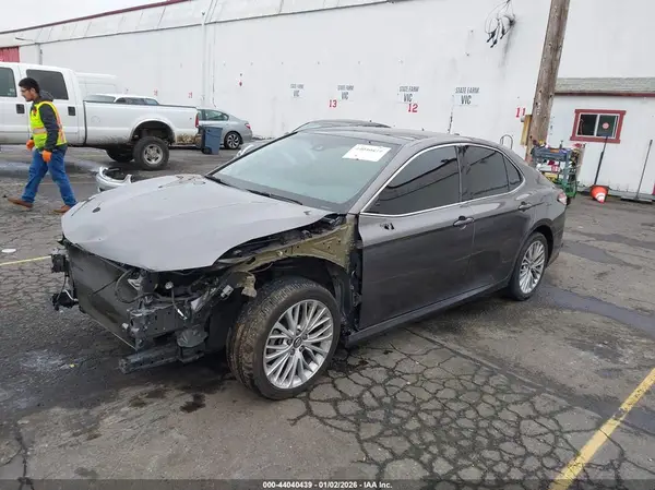 4T1B11HK1JU141506 2018 TOYOTA CAMRY - Image 2