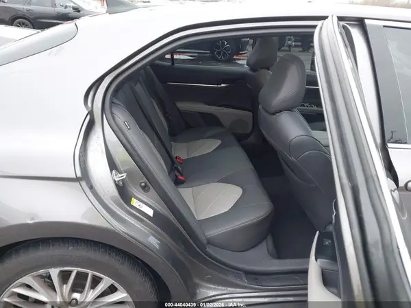 4T1B11HK1JU141506 2018 TOYOTA CAMRY - Image 8