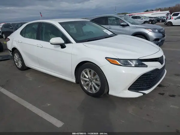 4T1B11HK1JU142509 2018 TOYOTA CAMRY - Image 1