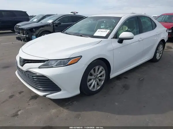 4T1B11HK1JU142509 2018 TOYOTA CAMRY - Image 2