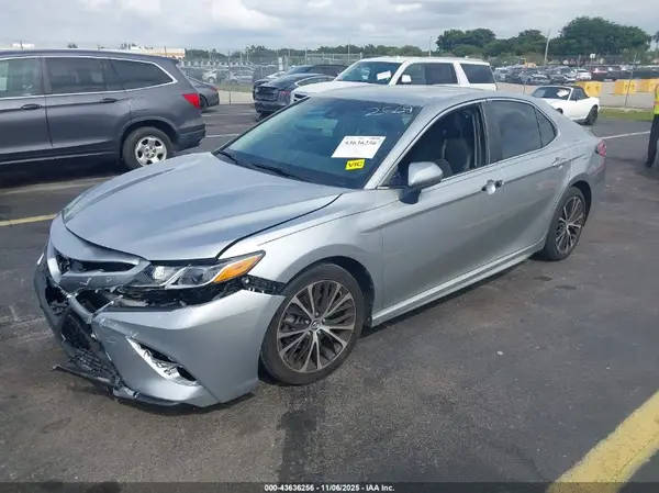 4T1B11HK1JU142669 2018 TOYOTA CAMRY - Image 2