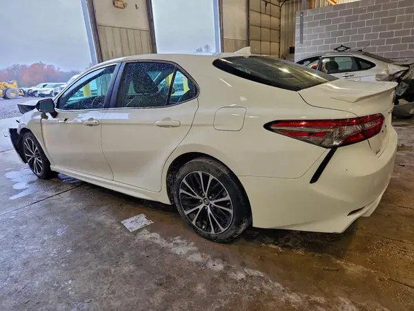 4T1B11HK1JU143224 2018 TOYOTA CAMRY - Image 2